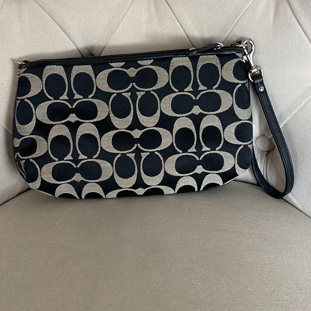 Coach black and tan jacquard logo and black leather clutch wristlet_3